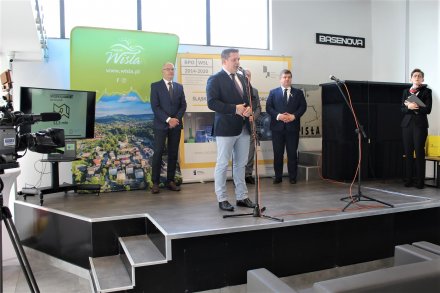 Burmistrz Tomasz Bujok witający gości